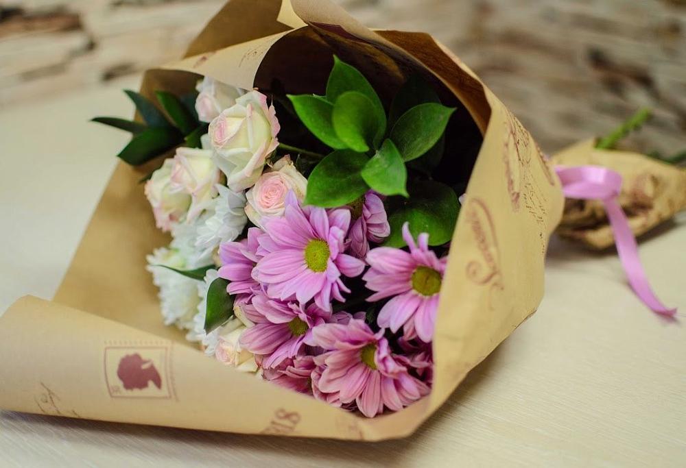 Букет цветов из: Розы и Хризантемы в Пласте