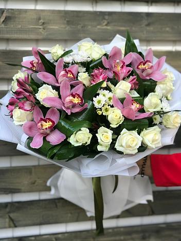 Букет цветов из: Розы и Хризантемы в Пласте