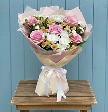 Букет цветов из:  Гвоздики, Орхидеи и Розы в Пласте