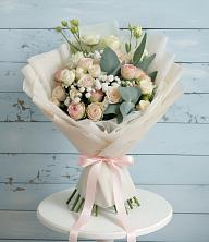 Букет цветов из:  Розы и Лизиантусы в Пласте