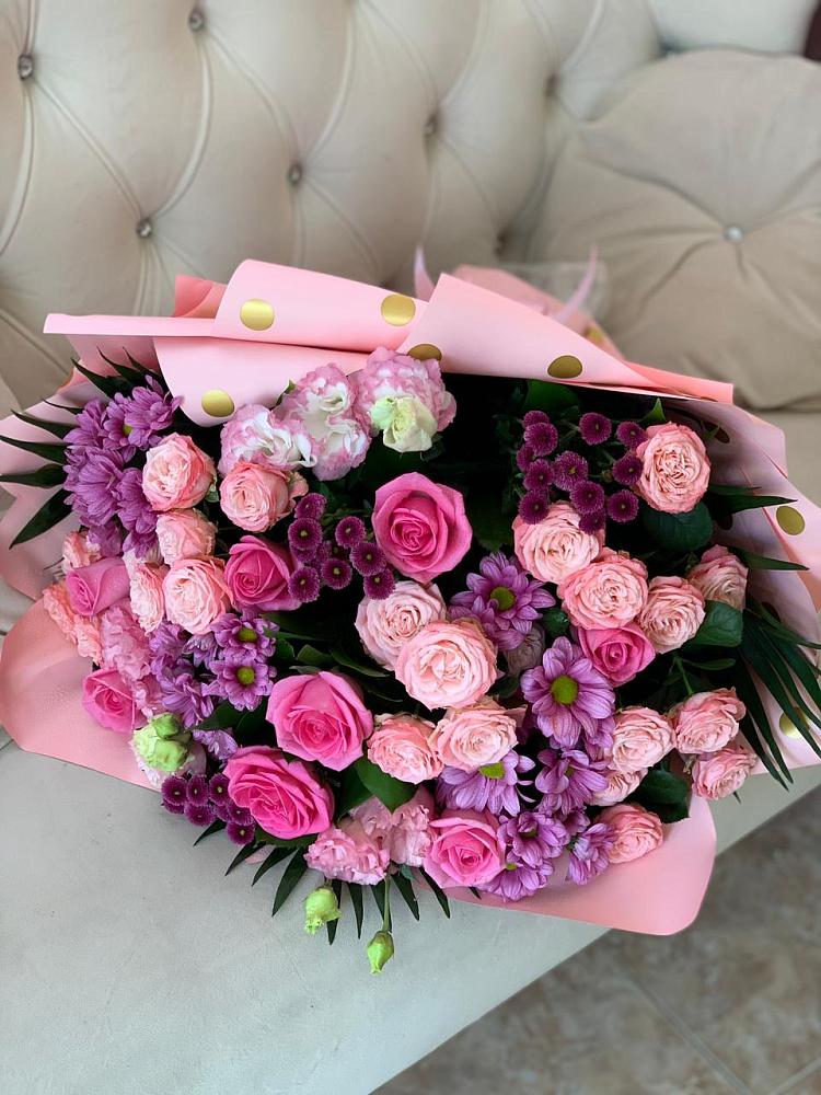 Букет цветов из: Хризантемы, Розы и Лизиантусы в Пласте