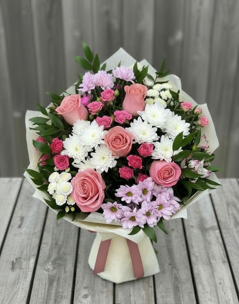 Букет цветов из: Альстромерии, Гвоздики, Розы и Хризантемы в Пласте
