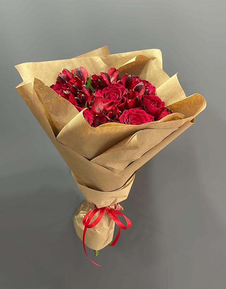 Букет цветов из: Альстромерии и Розы в Пласте