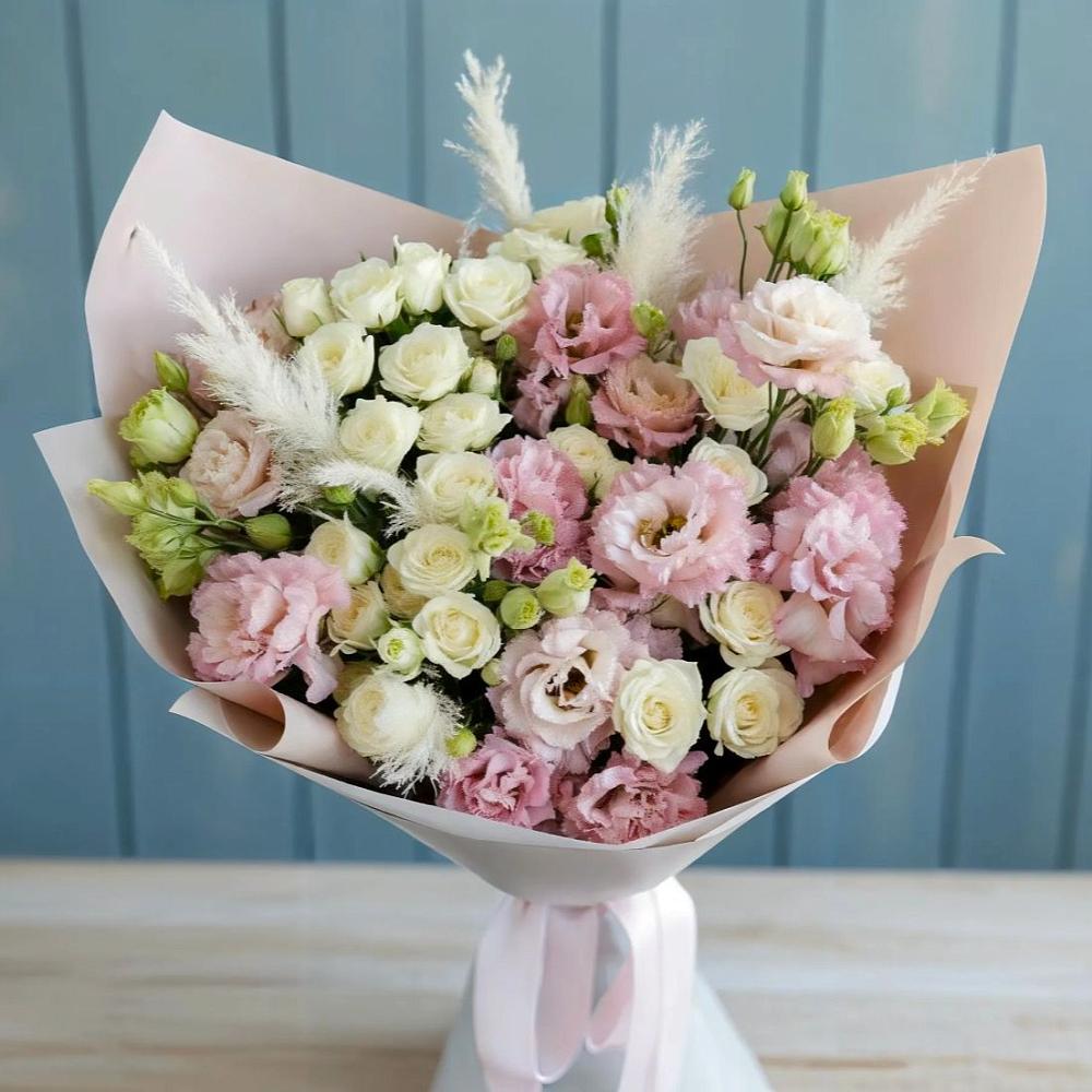 Букет цветов из: Альстромерии и Розы в Пласте