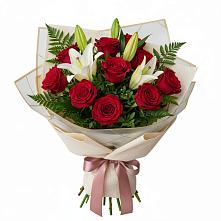 Букет цветов из:  Лилии и Розы в Пласте