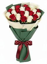 Букет Микс из красных и белых роз в Пласте