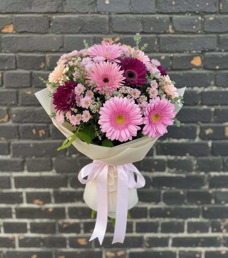 Букет цветов из: Герберы и Хризантемы в Пласте