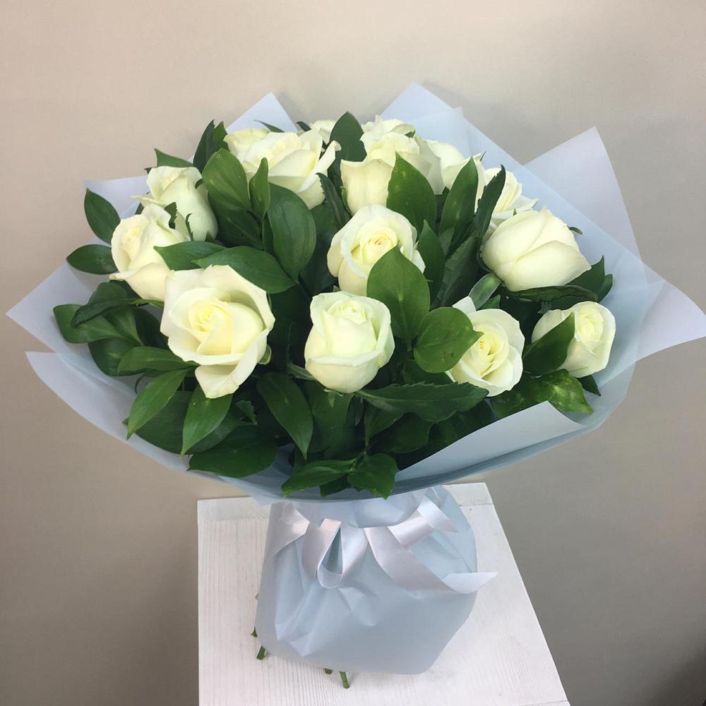 Букет 15 Белых роз Проуд в Пласте