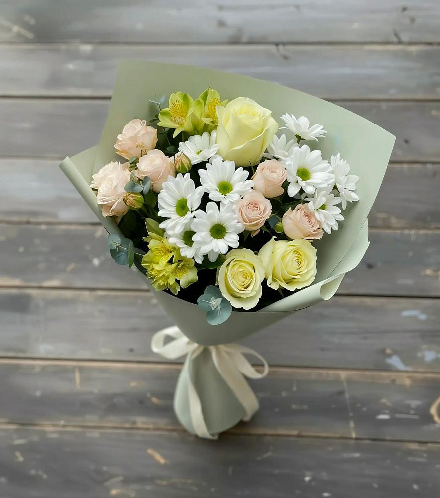 Букет цветов из: Альстромерии, Розы и Хризантемы в Пласте