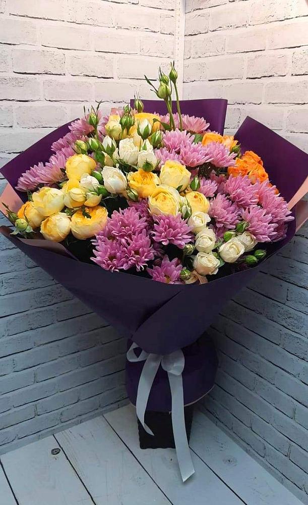 Букет цветов из: Хризантемы и Розы в Пласте