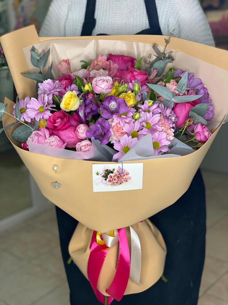 Букет цветов из: Хризантемы, Гвоздики и Альстромерии в Пласте