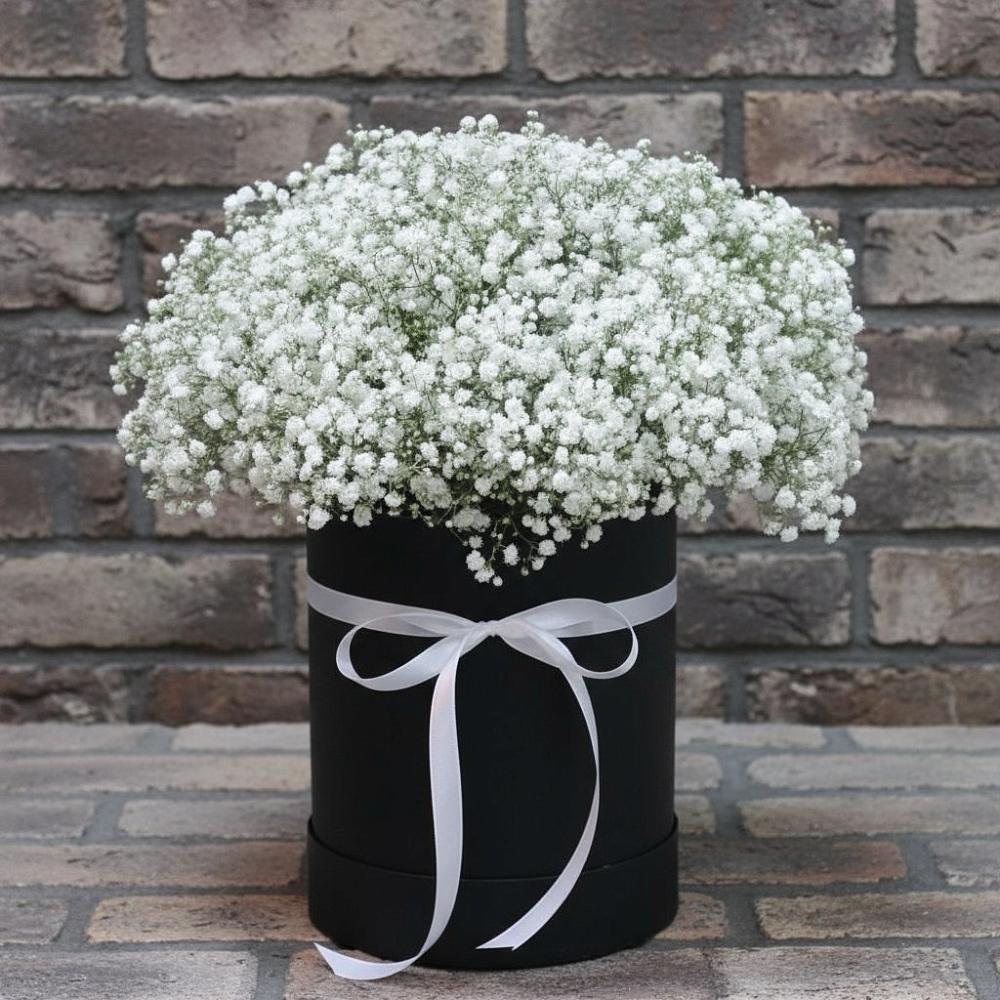 Цветочная композиция из Гипсофила в шляпной коробке в Пласте