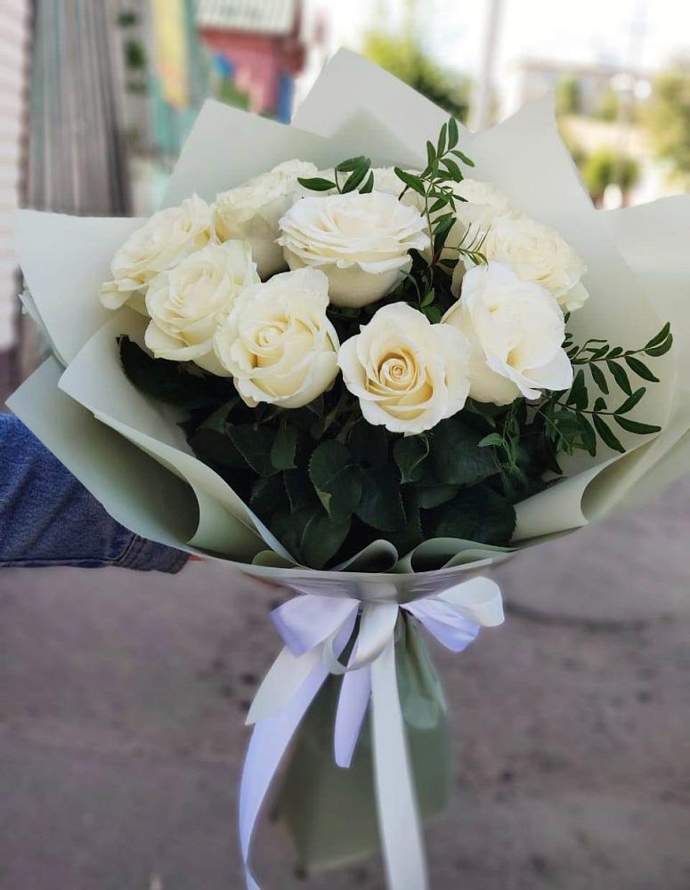 Букет Белые розы Проуд в Пласте