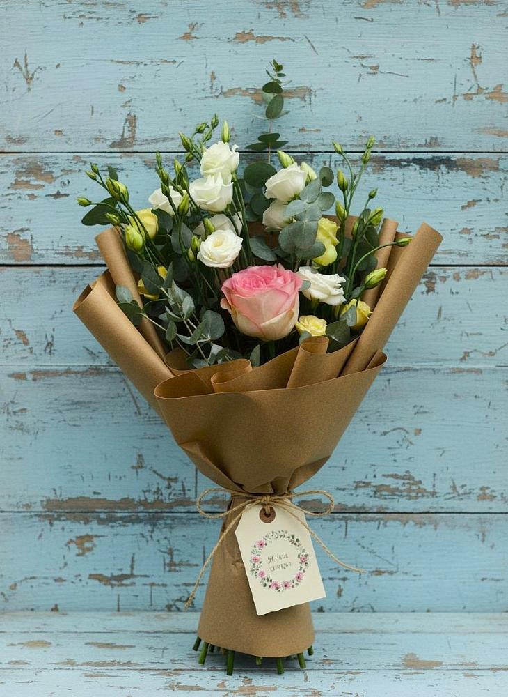 Букет цветов из: Розы и Лизиантусы в Пласте