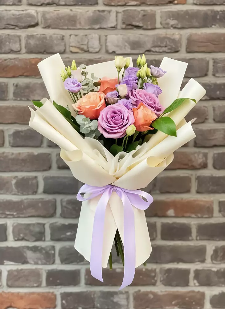 Букет цветов из: Лизиантусы и Розы в Пласте