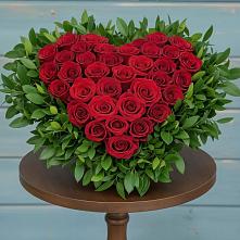 Цветочная композиция из Розы в виде сердца в Пласте