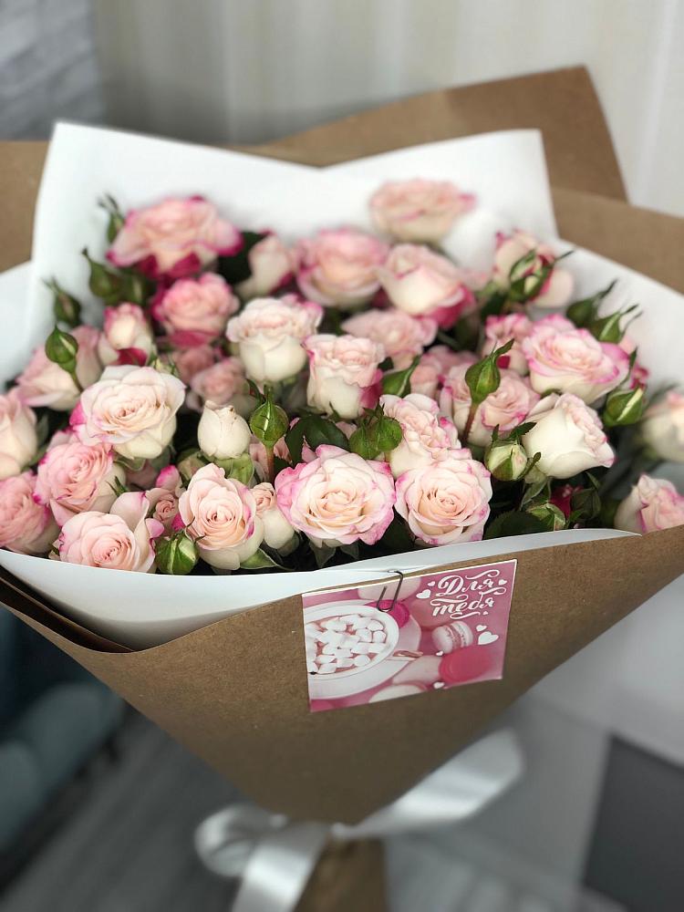 Букет цветов из: Розы в Пласте