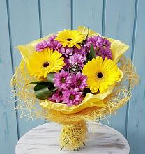 Букет цветов из:  Хризантемы и Герберы в Пласте