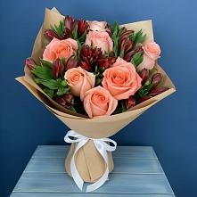 Букет цветов из:  Розы и Альстромерии в Пласте