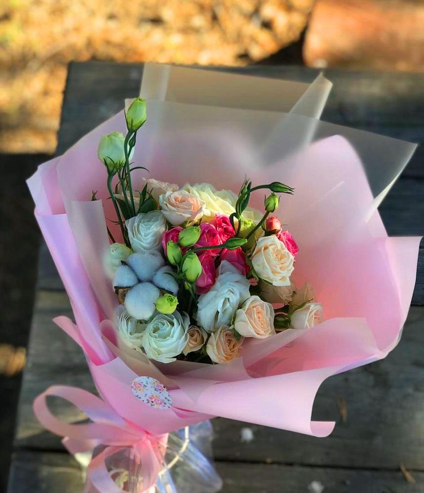 Букет цветов из: Розы и Лизиантусы в Пласте