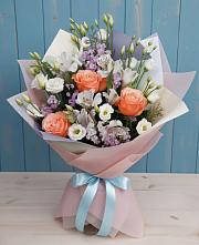 Букет цветов из:  Лизиантусы, Розы, Альстромерии и Гипсофила в Пласте