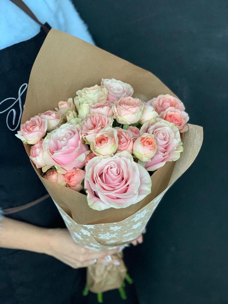 Букет цветов из: Хризантемы и Розы в Пласте