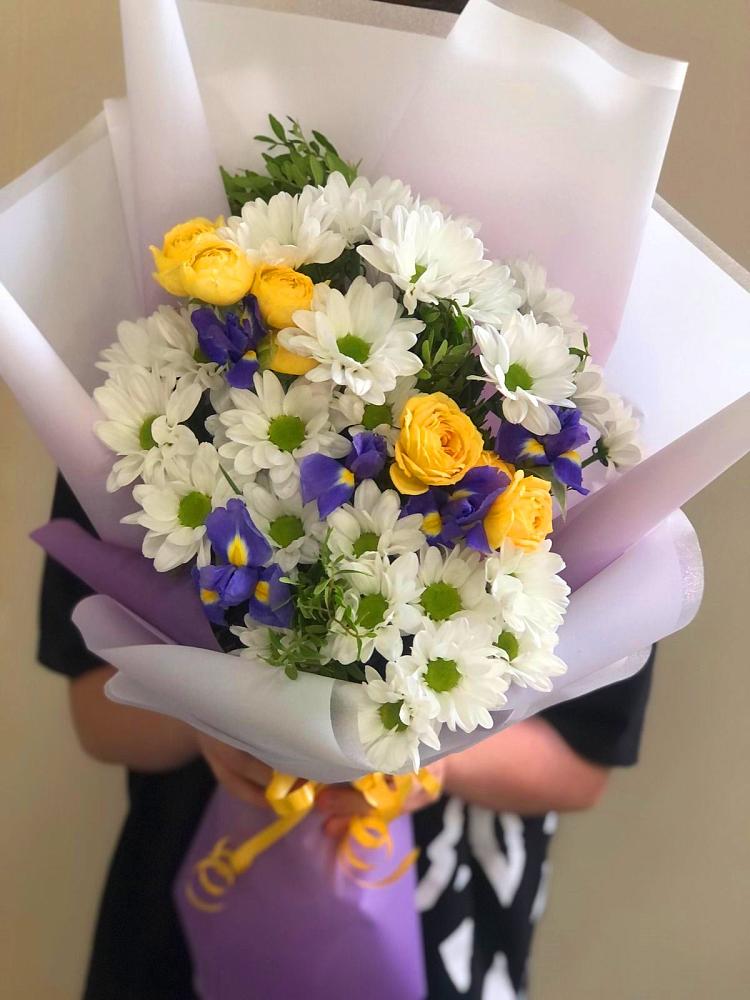 Букет цветов из: Ирисы, Хризантемы и Розы в Пласте