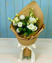 Букет цветов из:  Хризантемы и Лизиантусы в Пласте