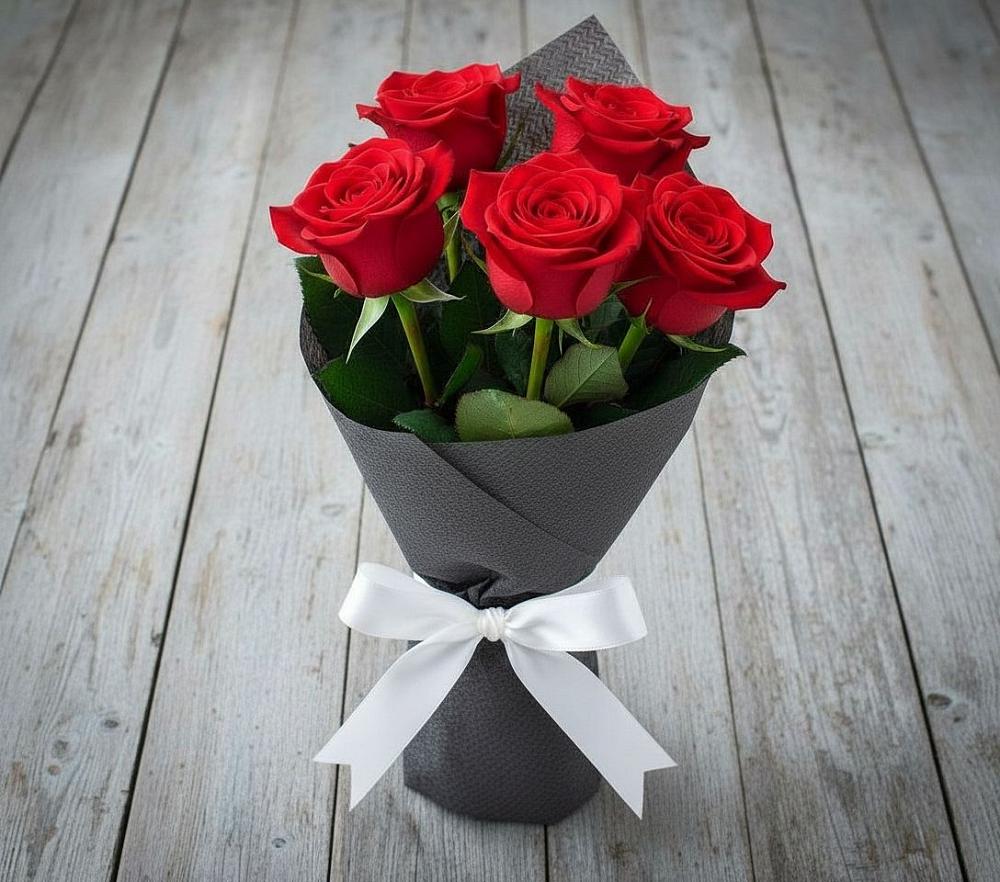 Букет 5 Красных роз Эдлесс Лав в Пласте
