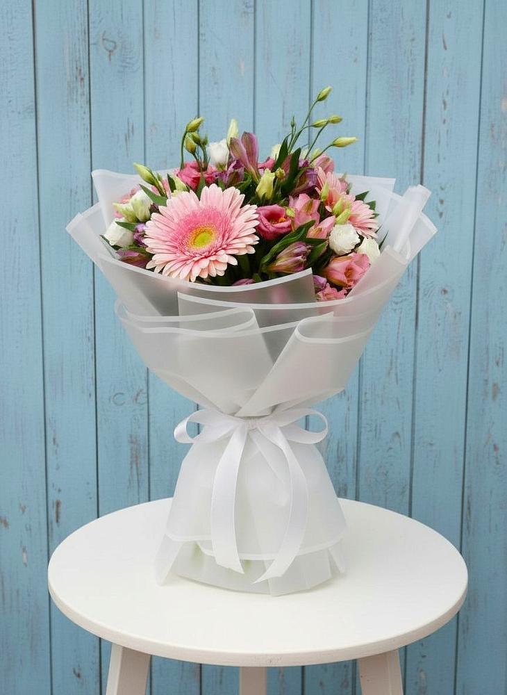 Букет цветов из: Герберы, Альстромерии и Лизиантусы в Пласте