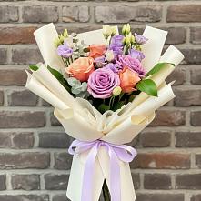 Букет цветов из:  Лизиантусы и Розы в Пласте