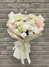 Букет цветов из:  Гвоздики, Розы, Лизиантусы и Хризантемы #REPLACE_PRED# Пласте
