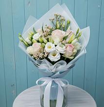 Букет цветов из:  Розы и Лизиантусы в Пласте