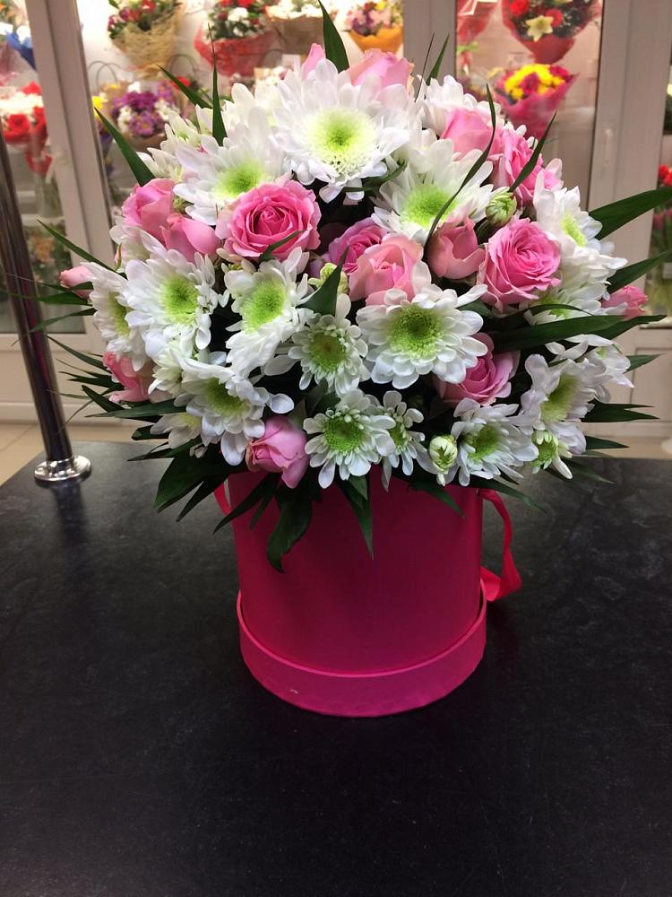 Цветочная композиция из Розы и Хризантемы в шляпной коробке в Пласте