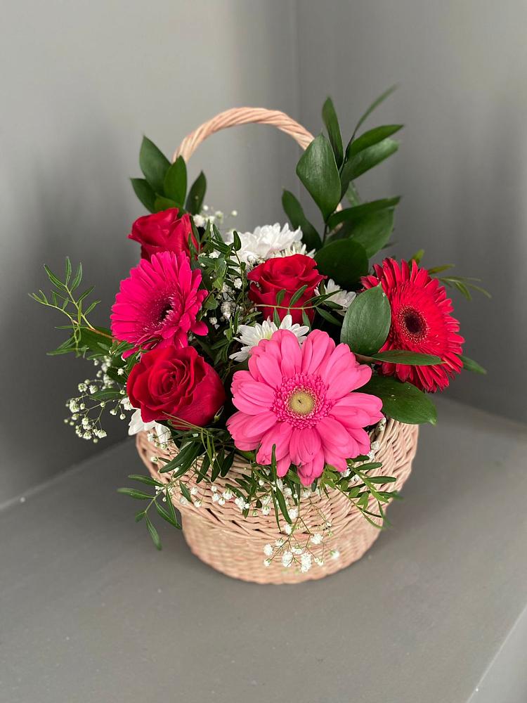 Цветочная композиция из Розы, Хризантемы и Герберы в корзине в Пласте
