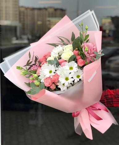 Букет цветов из: Розы, Лизиантусы и Хризантемы в Пласте
